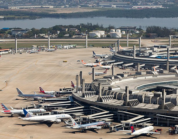 Perda de compromissos por atraso em voo - Se a empresa descumprir obrigações por mudança de horário do avião (inclusive overbooking - venda de assentos além dos disponíveis), o passageiro tem direito de entrar na justiça contra a empresa. 