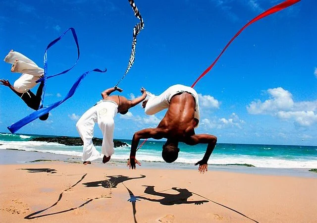 A arte da Capoeira: É jogo! Música! Dança! E defesa!