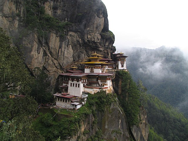 Templo Paro Taktsang – Penhascos de Paro, Butão (1692) - Também chamado de "Ninho do Tigre", foi construído no local onde o Guru Padmasambhava teria meditado. Fica à beira de um penhasco a 3.000 metros de altitude e é um dos símbolos do Butão.