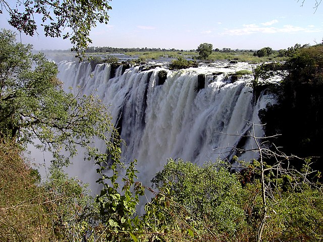 Cataratas Victoria - Ficam entre a Zâmbia e o Zimbábue, na África. -Hans Hillewaert wikimedia commons 