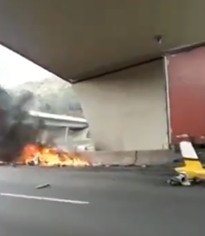 <p>Boechat morreu quando o helicóptero que o levava de Campinas para São Paulo caiu na rodovia Anhanguera. Ele tinha feito uma palestra no interior paulista depois de apresentar seu último programa na rádio. Tinha 66 anos. </p>
