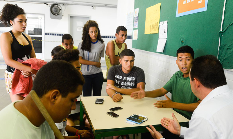 No dia 31/01, o MEC publicou dois guias às redes de ensino e às escolas para auxiliar na implementação das medidas, que proíbem o uso dos dispositivos eletrônicos portáteis nas aulas e intervalos.
