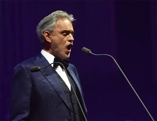 Andrea Bocelli jÃ¡ ganhou cinco BRIT Swards e 3 Grammys. Ele gravou 9 Ã³peras completas, entre outros Ã¡lbuns, e vendeu mais de 70 milhÃµes de cÃ³pias no mundo. 