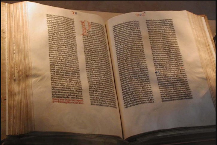 Estima-se que, dessa primeira produção, que leva o nome de Gutenberg, tenham sido prensadas 180 cópias da Bíblia. Impressas, rubricadas e iluminadas (quando as letras capitulares são pintadas de forma decorativa) à mão. 