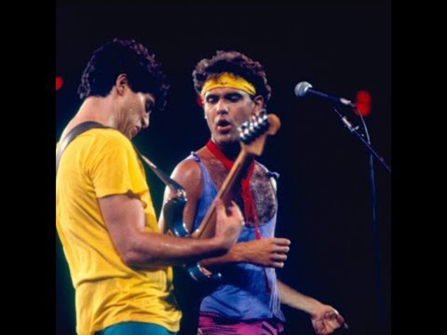 O Barão Vermelho era formado por Roberto Frejat (guitarra), Dé Palmeira (baixo), Maurício Barros (teclado) e Guto Goffi (bateria). Cazuza passou, então, a compor com Roberto Frejat, formando uma das duplas mais festejadas do rock brasileiro.-Reprodução Youtube