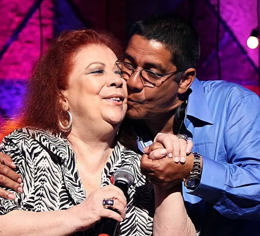 O início de sua trajetória musical está diretamente ligado às rodas de samba de bairros populares, além de sua participação no tradicional bloco Cacique de Ramos, um dos berços do samba moderno. Foi nesse ambiente que Zeca desenvolveu sua habilidade de criar versos de partido-alto, estilo marcado pela improvisação e pela espontaneidade. Seu talento chamou atenção de nomes importantes do gênero, especialmente de Beth Carvalho (1946 - 2019), considerada sua madrinha musical, que foi fundamental pa