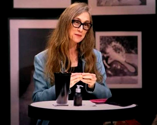 Betty Gofman é atriz, nascida no Rio de Janeiro (RJ) em 3 de junho de 1965. Atuou em novelas como “Top Model”, “Selva de Pedra”, “A Favorita” e “A Regra do Jogo”, além de peças teatrais e filmes, consolidando carreira versátil na TV e nos palcos.