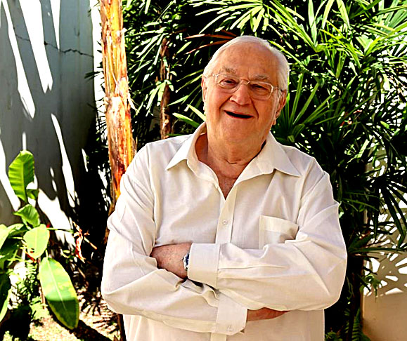 Boris Casoy é jornalista, apresentador e ex-âncora de telejornais, nascido em São Paulo (SP) em 13 de fevereiro de 1941. Atuou em emissoras como TV Globo, SBT, TV Record e RedeTV!, marcando presença em telejornais de grande audiência e programas de comentário político. Criou o bordão 