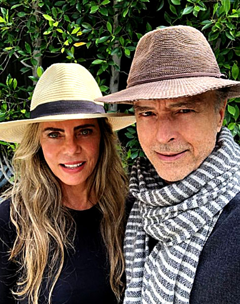 Bruna e Carlos Alberto Riccelli, de 78 anos, vivem uma relação monogâmica, mas a atriz não descarta mudanças futuras: "Nunca vivemos outros acordos [além da monogamia], mas também nunca dissemos que não estamos abertos". 