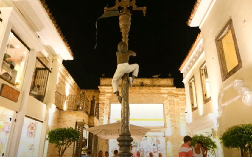 <p>Além das praias, a cidade oferece uma vida noturna ativa, com bares, restaurantes e eventos culturais. O centro concentra opções que agradam diferentes perfis de visitantes.</p>
