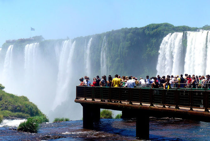 Cachoeiras e cataratas deslumbrantes em diferentes partes do planeta