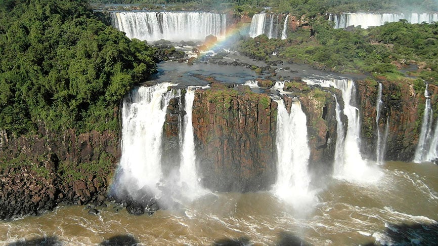 A incidência da luz solar na água em forte impacto cria arco-íris que embeleza ainda mais a paisagem.-Werni pixabay 
