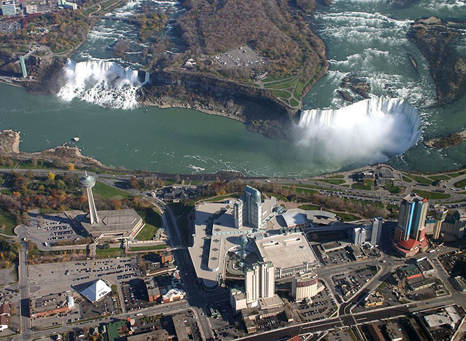 Cataratas do Niágara - Ficam entre os lagos Erie e Ontário, entre a província de Ontário (Canadá) e o estado de York (Estados Unidos). - IDuke wikimedia commons