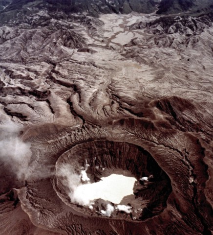 Vulcão El Chichón (México) - Teve três erupções em março e abril de 1982, matando 1.900 pessoas e causando alterações no clima. Mais de 24 mil km² de território foram atingidos. A foto mostra a cratera sete meses após a explosão.  - NASA Domínio público 