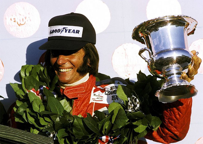 Emerson Fittipaldi Ã© ex-piloto de FÃ³rmula 1, empresÃ¡rio e comentarista, nascido em SÃ£o Paulo (SP) em 12 de dezembro de 1946. BicampeÃ£o mundial (1972 e 1974), correu por equipes como Lotus e McLaren, tornando-se um dos maiores nomes do automobilismo brasileiro e tambÃ©m campeÃ£o das 500 Milhas de IndianÃ¡polis.