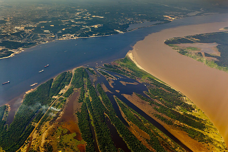 O Rio Solimões é um dos mais importantes do Brasil. Ele tem 1.700 km de extensão, desde a sua confluência com o rio Negro até a tríplice fronteira do Brasil com o Peru e a Colômbia. 