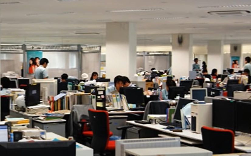 Se no trabalho ou em casa ficar por muito tempo sentado, o ideal é levantar, se alongar e fazer pequenas caminhadas em alguns momentos. Dica de Dr. André Evaristo.