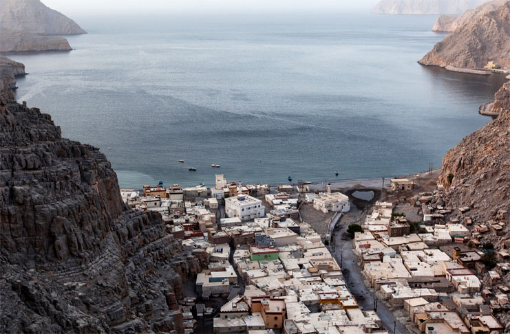 Com 160 km de extensão, o Estreito de Ormuz não foi criado pelo homem. É uma passagem natural, que não é controlada por nenhum país. No ponto mais estreito, ele separa Omã e Irã por 33 km. 