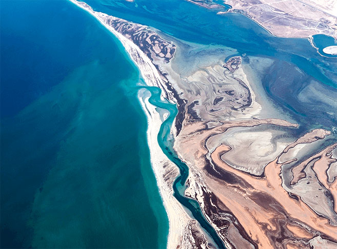 Estreito de Ormuz - Liga o Golfo Pérsico ao Golfo de Omã e ao Mar da Arábia. Tem importância estratégica para a ligação de produtores de petróleo do Oriente Médio com os  mercados da Ásia, Europa e América do Norte. 