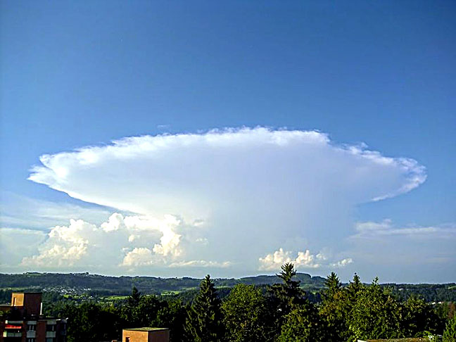 <p>Nosso cérebro interpreta essas variações de luz como sinais de clima e distância. Por isso, um céu muito azul costuma ser associado a tempo estável e as nuvens espessas indicam mudanças no tempo.</p>
