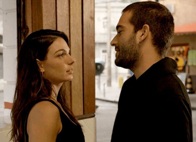 A novela "Amor de MÃ£e" contou com Isis dando vida Ã  enfermeira Betina. A novela, que comeÃ§ou em 2019, foi interrompida por causa da pandemia de Covid-19. Quando voltou, a personagem surgiu atuando na linha de frente no combate Ã  doenÃ§a. 
