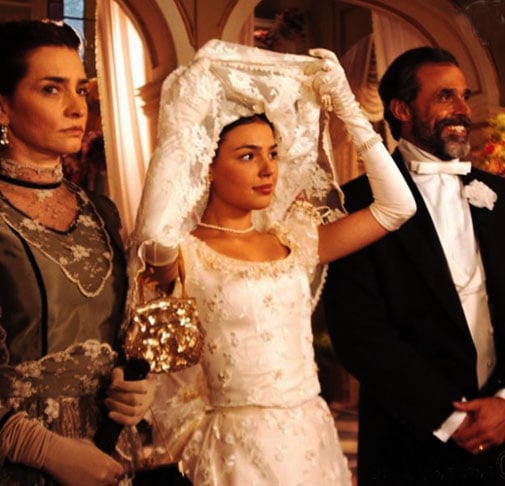 No ano seguinte, ela fez a estreia na TV interpretando a misteriosa Ana do Véu em "Sinhá Moça", também na Rede Globo. Assim começou sua carreira de destaque na emissora.
