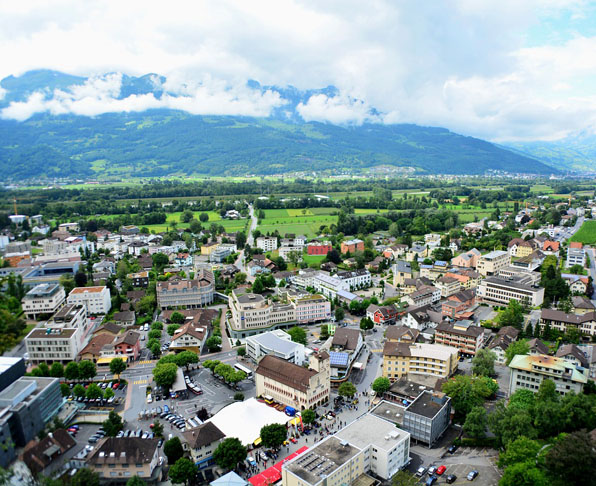 Inicialmente, era um protetorado do Império Austríaco e, mais tarde, obteve reconhecimento da soberania.
Com uma área de apenas 160 km², Liechtenstein é o sexto menor país do mundo, só perdendo, nesta ordem, para as seguintes nações que são minúsculas: Vaticano (o menor de todos), Mônaco, San Marino, Tuvalu e Nauru. 