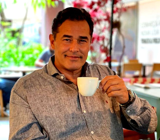 Luciano Szafir (Ator)-Luciano Lebelson Szafir nasceu em 31/12/1968, na cidade do Rio de Janeiro. O ator e empresário ficou conhecido por sua atuação  em O clone (2001) e por seu namoro com a Xuxa, com quem tem uma filha: Sasha Meneghel.