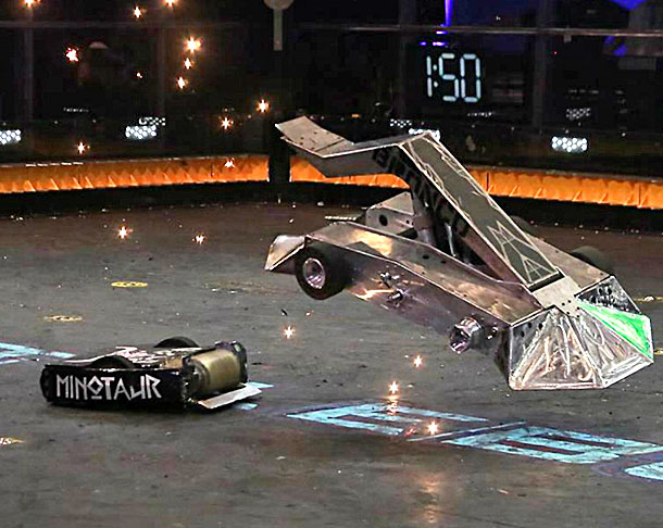 Luta de Robôs - Os robôs são colocados num ringue e "brigam", manipulados pelos donos com uso de joysticks, como se fosse um videogame. Parece uma rinha de galos, só que com máquinas. 