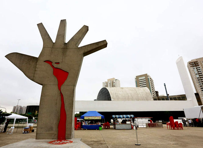 Memorial da AmÃ©rica Latina - Centro cultural e polÃ­tico inaugurado em 1989 na Barra Funda, em SÃ£o Paulo.  Tem obras de arte, livros, documentos e material audiovisual sobre a AmÃ©rica Latina. O monumento MÃ£o retrata o sangue que escorre no continente, numa referÃªncia Ã  colonizaÃ§Ã£o. 