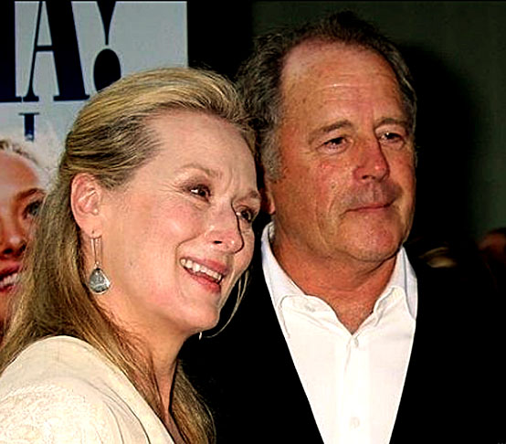Meryl Streep foi casada por 40 anos com Don Gummer, com quem teve quatro filhos. Eles se divorciaram em 2017. Martin Short é viúvo desde 2010, quando a atriz Nancy Dolman, então sua esposa e mãe de seus três filhos, morreu. Ele estavam casados há 30 anos. 

