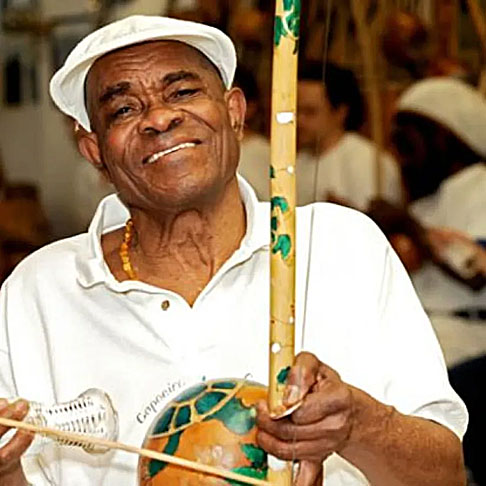 João Oliveira dos Santos, o João Grande, é mestre da Capoeira Angola. Nascido em 15/1/1933 em Itagi (BA), ele se radicou nos EUA e divulga a capoeira pelo mundo. 
