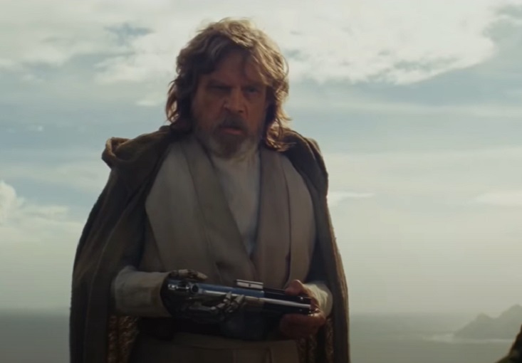  O lado negativo é a falta de diálogo com o filme anterior, "O Despertar da Força". Bons personagens, como a capitã Phasma, são desperdiçados. Há incoerência sobre a importância de Snoke e o seu destino.  