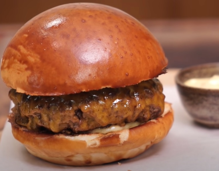 HambÃºrguer - JÃ¡ Ã© um clÃ¡ssico. Com muita variedade de opÃ§Ãµes, Ã© um dos lanches preferidos de quem opta por fast food. E a carne tem proteÃ­na, o que cria a ilusÃ£o de ser um bom alimento. Mas a carne do hambÃºrguer  Ã© processada, contendo muito sal e gordura. 