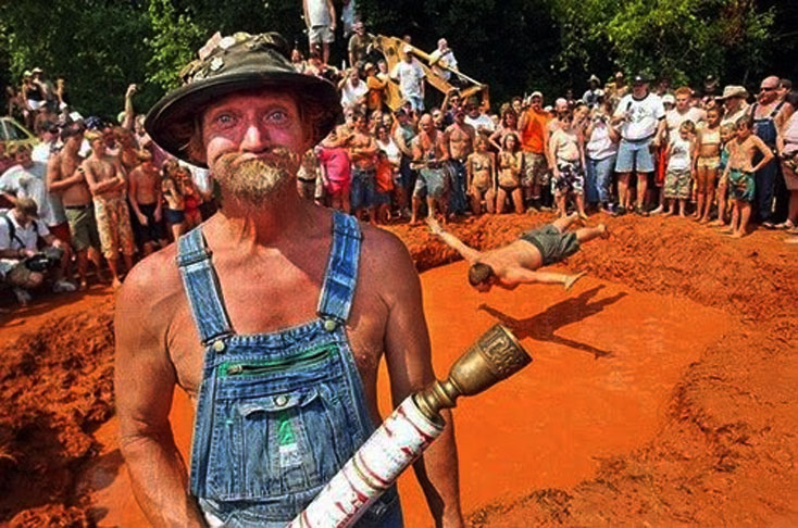 Olimpíada Caipira Red Neck Games - Realizado na Georgia, reúne provas toscas e bizarras, como agarrar pé de porco com a boca, arremessar assento de privada, dar barrigada em poço de lama e "peidar" com a axila. 