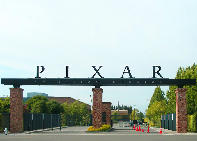 A The Walt Disney Company cresceu exponencialmente após sua morte, expandindo-se para novos mercados, adquirindo estúdios como Pixar, Marvel e Lucasfilm, e se tornando uma das maiores empresas de entretenimento do mundo.-P.gobin wikimedia commons 
