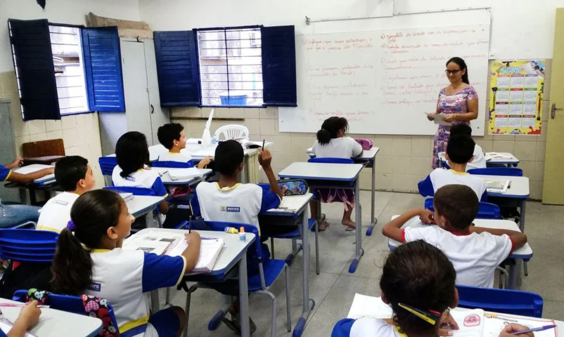 VI – A discriminação por motivo de raça, classe, credo, gênero e outros: Proíbe atitudes ou falas que causem exclusão ou inferiorização com base em diferenças individuais. Garantir igualdade de tratamento é essencial para seu pleno desenvolvimento.