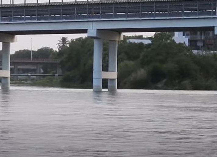 Com muitos rios e lagos, até por conta de um território muito extenso, o país possui 2.071 km³ de água doce por ano. Os rios Mississipi, Missouri, Columbia e Colorado são os mais conhecidos.