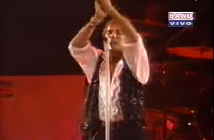 Stewart iniciou sua trajetória no blues rock britânico e se destacou como vocalista do Jeff Beck Group no final dos anos 1960 e, posteriormente, integrou o 