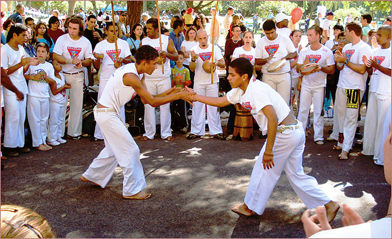 A capoeira, por exemplo, tem raÃ­zes em danÃ§as e lutas angolanas. JÃ¡ o samba, carrega ritmos e expressÃµes musicais trazidas pelos bantos, da regiÃ£o a que pertencia o paÃ­s. E palavras do cotidiano brasileiro, como â??molequeâ?, â??quitandaâ?, â??dengoâ? e â??cafunÃ©â?, vieram do kimbundu. 
