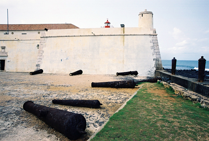 Sua capital e cidade mais populosa é São Tomé. Além da paisagem natural, com belas praias, tem importantes conjuntos arquitetônicos e históricos, como a Fortaleza de São Sebastião (foto), de 1575.