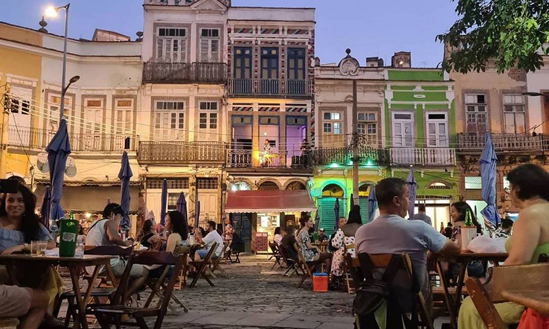 O Largo da Prainha fica na Rua Sacadura Cabral, no sopé do Morro da Conceição, no bairro da Saúde, região central do Rio. E tem muitos bares com música ao vivo. 