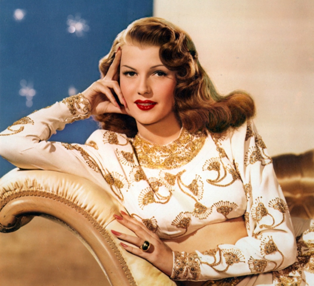 Nas décadas seguintes, grandes estrelas do cinema de Hollywood, como Rita Hayworth,  passaram a utilizar esmaltes nas unhas dos pés e das mãos, o que ajudou na popularização do produto.
-Domínio público 