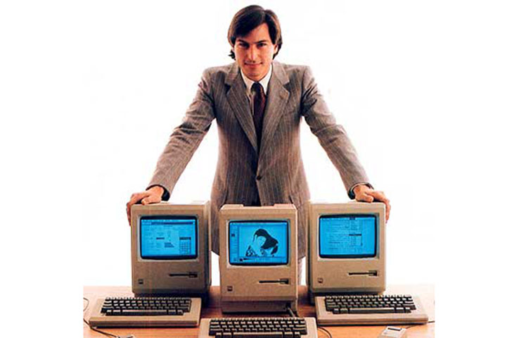 Nos anos 1980, a Apple continuou a inovar com o lançamento do Macintosh (1984), o primeiro computador com uma interface gráfica do usuário (GUI) e mouse a ser comercializado com sucesso. -Divulgação Apple