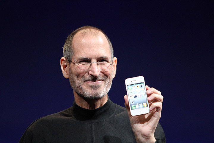 A paixão de Jobs pela música se estendia além de simplesmente ouvir suas faixas favoritas. Ele se envolvia ativamente na indústria musical, inclusive colaborando com artistas para a criação de playlists para o iTunes.