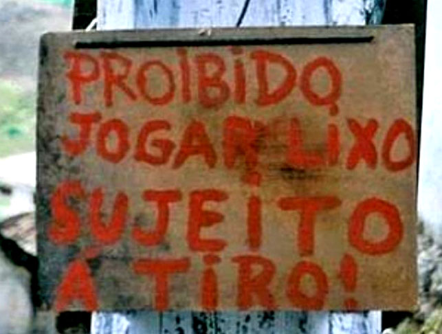 Aqui, a parada é curta e grossa: "Proibido jogar lixo. Sujeito a tiro!" 