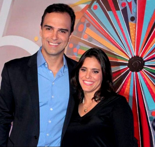 Tadeu Schmidt é casado com a jornalista Ana Cristina Schmidt desde 2000. O apresentador contou um fato curioso: todo ano, a esposa usa a mesma calça preta que vestia há mais de duas décadas, quando eles se beijaram pela primeira vez.