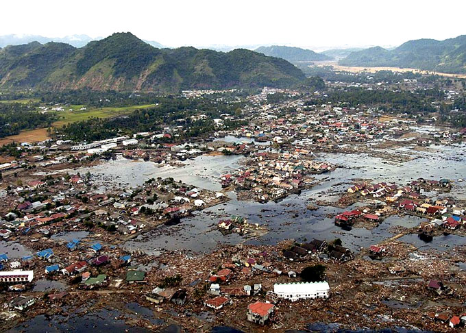26/12/2004 -  O terremoto de magnitude 9,1 atingiu a costa oeste da ilha de Sumatra, na Indonésia.  Provocou um tsunami que atingiu 14 países do Sul da Ásia e do leste da África.  A catástrofe deixou 230 mil mortos ou desaparecidos e 1,7 milhão de desabrigados.-U.S. Navy photo by Photographer's Mate 2nd Class Philip A. McDaniel - Wikimédia Commons