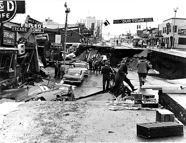 28/3/1964 - Um terremoto no Alasca, embora com poucas vítimas (131 mortos) quando comparado a outros, entra na lista dos maiores porque alcançou 9,2 graus de magnitude.  Causou tsunami, gerando prejuízo de US$ 2,3 bilhões (R$ 5,2 bilhões). Os tremores foram sentidos em várias cidades.-U.S. Army - Wikimédia Commons