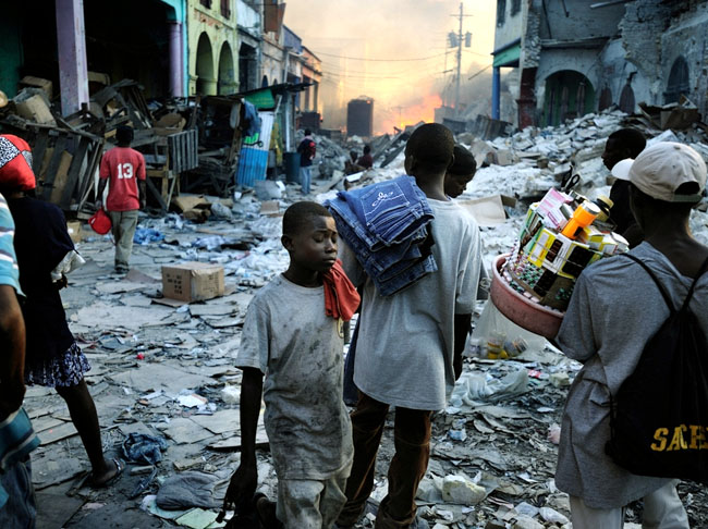 12/01/2010 - Um terremoto de magnitude 7 destruiu parte da capital do Haiti, Porto Príncipe, e também teve reflexos na República Dominicana, Cuba, Jamaica e Bahamas. Foram 320 mil mortos, 350 mil feridos. Um caos, com 1,5 milhão de flagelados. -Reprodução do site msf.org.br/noticias/